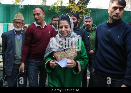 Srinagar, Inde, 26/10/2022, Jammu-et-Cachemire ancien cm Mehbooba Mufti avant de s'adresser à ses travailleurs du Parti au siège du Parti Srinagar.Mehbooba Mufti dit dans son discours que l'instrument d'adhésion rappelle à l'Inde sur quelle base l'instrument a été fait. Nous n'avons pas besoin de vacances à ce jour, nous avons besoin d'une mise en œuvre complète d'un instrument qui a été promis et signé. Je tiens à dire au peuple indien que notre adhésion à l'Inde est fondée sur certaines conditions que vous avez entièrement ruinées sur le terrain (photo de Mubashir Hassan/Pacific Press) Banque D'Images