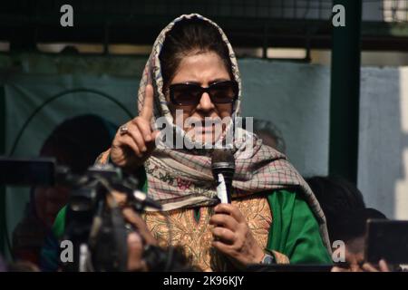 Srinagar, Inde, 26/10/2022, Jammu-et-Cachemire l'ancien cm Mehbooba Mufti s'adresse aux travailleurs du Parti au siège du Parti Srinagar .Mehbooba Mufti déclare dans son discours que l'instrument d'adhésion rappelle à l'Inde sur quelle base l'instrument a été fait. Nous n'avons pas besoin de vacances ce jour, nous avons besoin d'une mise en œuvre complète d'un instrument qui a été promis et signé. Je tiens à dire au peuple indien que notre accession à l'Inde est fondée sur certaines conditions que vous avez entièrement ruinées. (Photo de Mubashir Hassan/Pacific Press) Banque D'Images