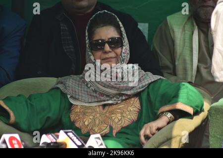 Srinagar, Inde, 26/10/2022, Jammu-et-Cachemire l'ancien cm Mehbooba Mufti s'adresse aux travailleurs du Parti au siège du Parti Srinagar .Mehbooba Mufti déclare dans son discours que l'instrument d'adhésion rappelle à l'Inde sur quelle base l'instrument a été fait. Nous n'avons pas besoin de vacances ce jour, nous avons besoin d'une mise en œuvre complète d'un instrument qui a été promis et signé. Je tiens à dire au peuple indien que notre accession à l'Inde est fondée sur certaines conditions que vous avez entièrement ruinées. (Photo de Mubashir Hassan/Pacific Press) Banque D'Images