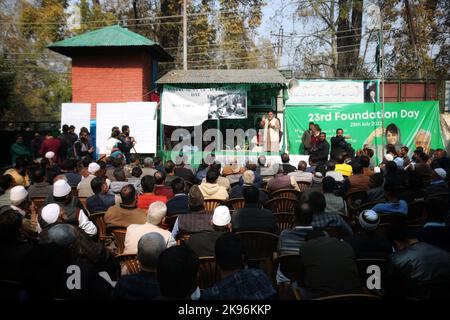 Srinagar, Inde, 26/10/2022, Jammu-et-Cachemire l'ancien cm Mehbooba Mufti s'adresse aux travailleurs du Parti au siège du Parti Srinagar .Mehbooba Mufti déclare dans son discours que l'instrument d'adhésion rappelle à l'Inde sur quelle base l'instrument a été fait. Nous n'avons pas besoin de vacances ce jour, nous avons besoin d'une mise en œuvre complète d'un instrument qui a été promis et signé. Je tiens à dire au peuple indien que notre accession à l'Inde est fondée sur certaines conditions que vous avez entièrement ruinées. (Photo de Mubashir Hassan/Pacific Press) Banque D'Images