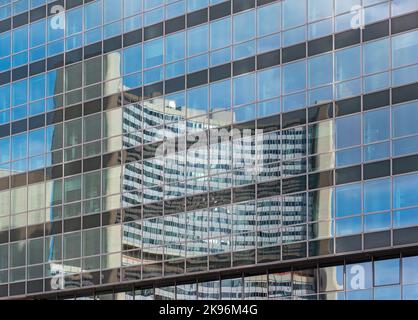 Le Centre international de Vienne (ville de l'ONU) se reflète dans le bâtiment Tech Gate, Vienne Donau City, Vienne, Autriche Banque D'Images