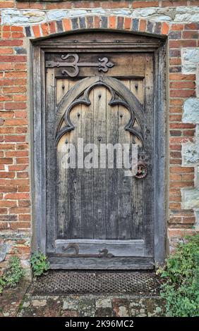 Porte en bois ornée à la maison Gilbert Whites Hampshire Banque D'Images