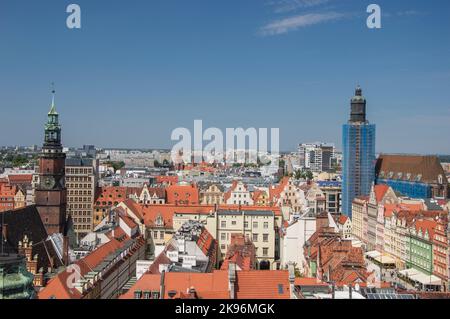 La vieille ville de Wroclaw, les toits de maisons de tentes et la place du marché par une belle journée d'été. Banque D'Images