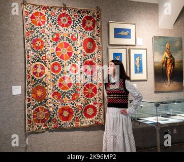 Un mur suspendu à la vente d'art indien et asiatique de Bonhams, New Bond Street, Londres Banque D'Images