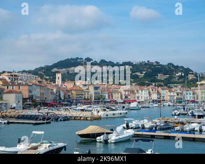 Cassis, France - 18 mai 2022 : vue sur le vieux port vers le centre historique du village Banque D'Images