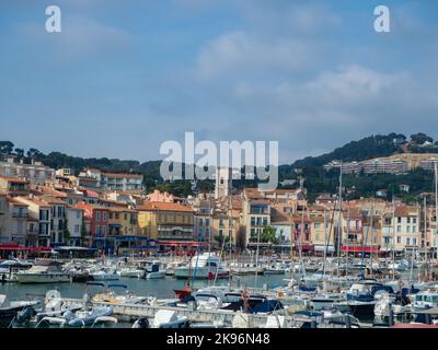 Cassis, France - 18 mai 2022 : vue sur le vieux port vers le centre historique du village Banque D'Images