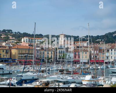 Cassis, France - 18 mai 2022 : Voiliers dans le port en face du centre historique du village Banque D'Images