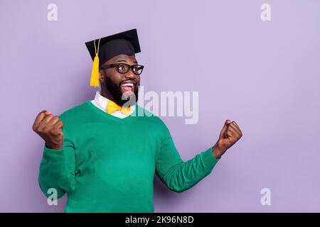 Photo d'un jeune étudiant intelligent avec des bras pliés université diplômé isolée sur fond violet couleur Banque D'Images