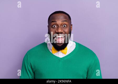 Portrait d'un bon look impressionné jeune homme voir une énorme affaire sur les ventes du vendredi noir isolé sur fond violet couleur Banque D'Images