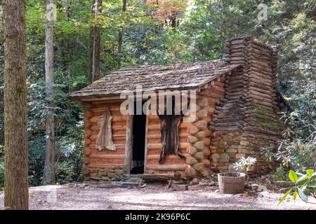 Chalet rustique dans les bois du village indien d'Oconaluftee en Caroline du Nord. Banque D'Images