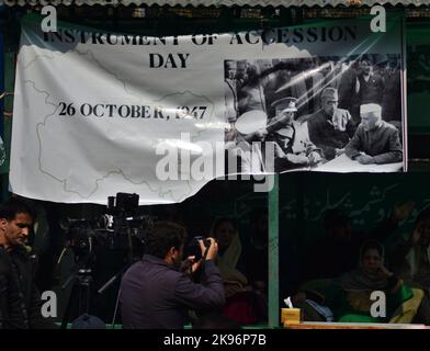 26 octobre 2022, Srinagar, Jammu-et-Cachemire, Inde: Jammu-et-Cachemire l'ancien cm Mehbooba Mufti s'adresse aux travailleurs du Parti au siège du Parti Srinagar.Mehbooba Mufti dit dans son discours que l'instrument d'adhésion rappelle à l'Inde sur quelle base l'instrument a été fait. Nous n'avons pas besoin de vacances à ce jour, nous avons besoin d'une mise en œuvre complète d'un instrument qui a été promis et signé. Je tiens à dire au peuple indien que notre accession à l'Inde est fondée sur certaines conditions que vous avez entièrement ruinées. (Credit image: © Mubashir Hassan/Pacific Press via ZUMA Press Banque D'Images