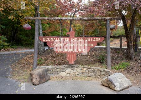 Panneau en forme d'oiseau pour le village indien d'Oconaluftee à Cherokee, en Caroline du Nord Banque D'Images