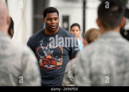 L'athlète professionnel et le gagnant du trophée Heisman, Herschel Walker, parle aux aviateurs de 5 décembre 2017, à la base aérienne de Douvres, au Delaware, révélant ses luttes personnelles pour la santé mentale et encourageant les aviateurs à demander de l'aide. (ÉTATS-UNIS) Banque D'Images