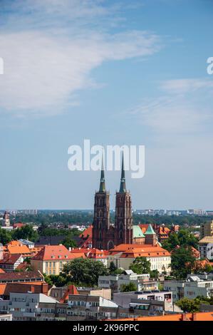 La vieille ville de Wroclaw, les toits de maisons de tentes et la place du marché par une belle journée d'été. Banque D'Images