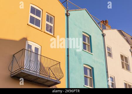 Extérieur de maisons semi-individuelles avec des murs de couleur rendue avec ciel bleu. ROYAUME-UNI Banque D'Images