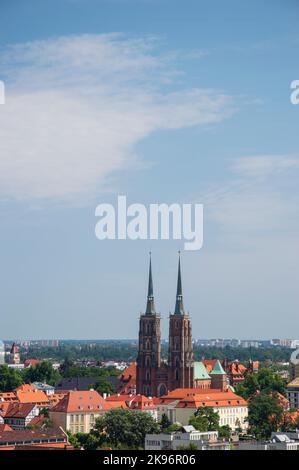 La vieille ville de Wroclaw, les toits de maisons de tentes et la place du marché par une belle journée d'été. Banque D'Images