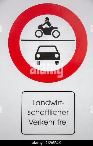 Signalisation routière avec le texte allemand 'Landwirtschaftlicher Verkehr frei' qui se traduit par 'seul trafic agricole' en langue anglaise Banque D'Images