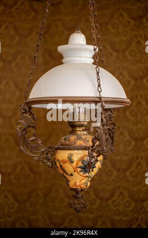 Lampe à pétrole vintage suspendue à l'intérieur du plafond Banque D'Images