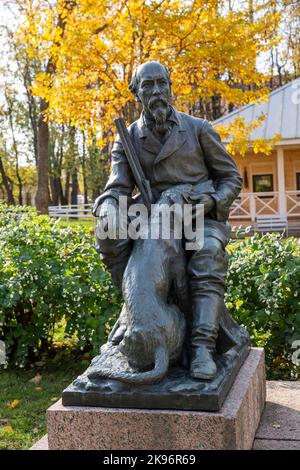 Chudovo, Russie - 08 octobre 2022 : monument du poète russe N.A. Nekrasov dans son domaine Chudovskaya Luka, installé en 1971, auteur P. Krivorutsky. P Banque D'Images