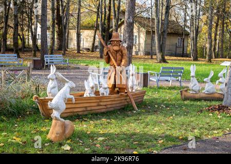 Chudovo, Russie - 08 octobre 2022: Sculpture en bois basée sur la trame du célèbre poème Old Man Mazai et lires. Auteur Vladimir Shkalikov, 2022. UM Banque D'Images