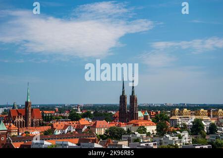 La vieille ville de Wroclaw, les toits de maisons de tentes et la place du marché par une belle journée d'été. Banque D'Images