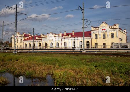 Chudovo, Russie - 08 octobre 2022: Gare dans la petite ville provinciale de Chudovo, région de Novgorod Banque D'Images