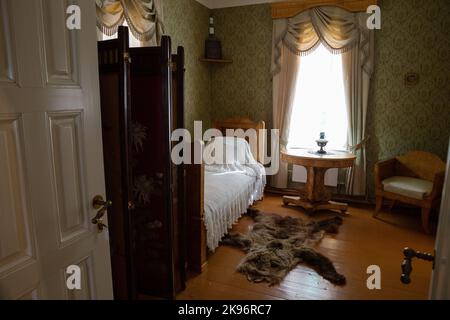 Chudovo, Russie - 08 octobre 2022 : maison-musée du poète N.A. Nekrasov. Intérieur de la chambre Banque D'Images