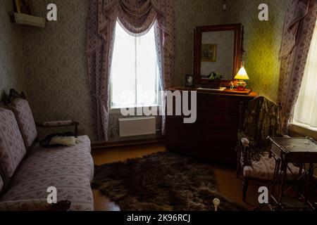 Chudovo, Russie - 08 octobre 2022 : maison-musée du poète N.A. Nekrasov. L'intérieur de la chambre de la femme de l'écrivain Banque D'Images