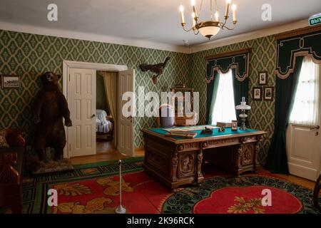 Chudovo, Russie - 08 octobre 2022 : maison-musée du poète N.A. Nekrasov. L'intérieur du bureau de l'écrivain avec des articles authentiques du 19th centu Banque D'Images