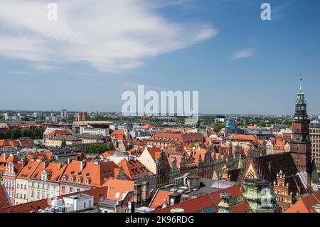 La vieille ville de Wroclaw, les toits de maisons de tentes et la place du marché par une belle journée d'été. Banque D'Images