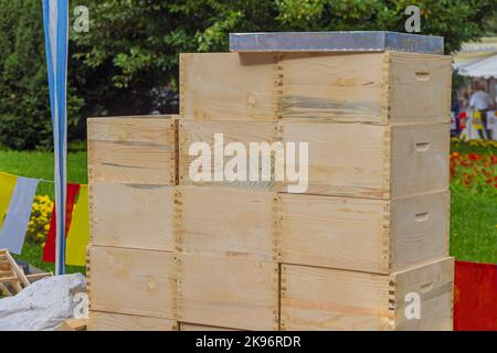 Pile de nouvelles boîtes de ruches en bois équipement de garde-beur Banque D'Images