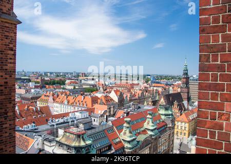 La vieille ville de Wroclaw, les toits de maisons de tentes et la place du marché par une belle journée d'été. Banque D'Images