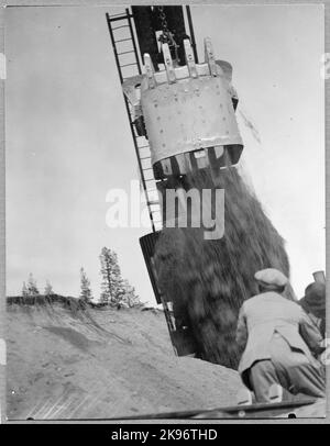 Pelle hydraulique sur un toit en gravier du film « Kronans Ralle ». Banque D'Images
