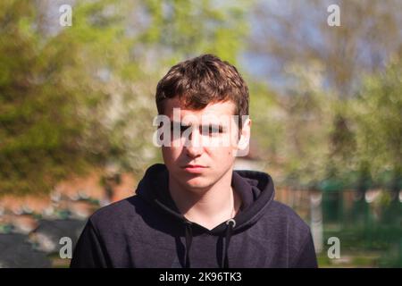 Recentrer un jeune homme avec un problème de pleurs. Portrait jeune homme sur fond vintage. Triste jeune homme. 20s ans. Bel homme en plein air portrait. Style de vie Banque D'Images