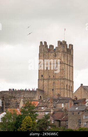 Richmond, Yorkshire du Nord, Royaume-Uni - 13 juin 2009 : Château de Richmond avec banque d'avions militaires pendant une exposition aérienne. Les spectateurs tapent les murs du Banque D'Images