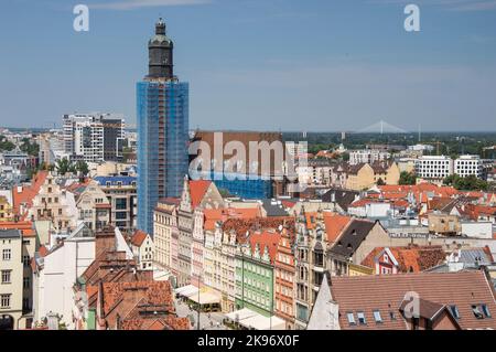 La vieille ville de Wroclaw, les toits de maisons de tentes et la place du marché par une belle journée d'été. Banque D'Images