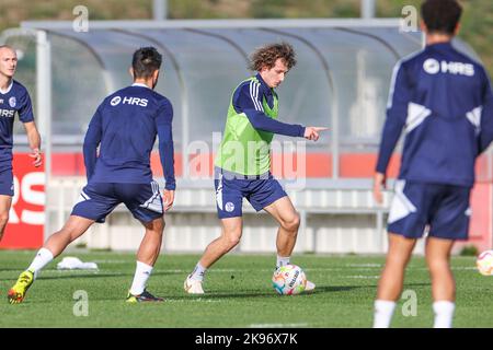 Gelsenkirchen, Allemagne. 26th octobre 2022. Football: Bundesliga, entraînement FC Schalke 04, Alex Kral de Schalke a le ballon à son pied. Crédit : Tim Rehbein/dpa/Alay Live News Banque D'Images