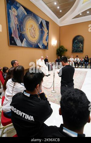 Vatican, Vatican. 26th octobre 2022. Italie, Rome, Vatican, 22/10/26 le Pape François reçoit en audience le Seleccion Argentina de Futbol Tla Baja au Vatican Photographie par Vatican Media/Catholic Press photo. LIMITÉ À L'USAGE ÉDITORIAL - PAS DE MARKETING - PAS DE CAMPAGNES PUBLICITAIRES crédit: Agence de photo indépendante/Alamy Live News Banque D'Images