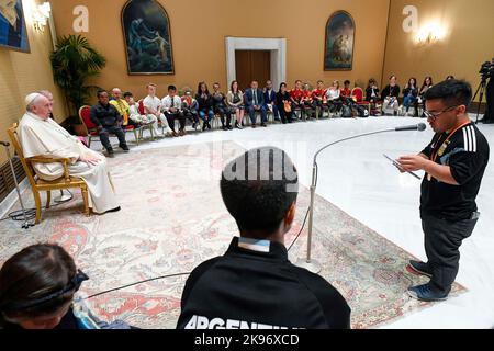 Vatican, Vatican. 26th octobre 2022. Italie, Rome, Vatican, 22/10/26 le Pape François reçoit en audience le Seleccion Argentina de Futbol Tla Baja au Vatican Photographie par Vatican Media/Catholic Press photo. LIMITÉ À L'USAGE ÉDITORIAL - PAS DE MARKETING - PAS DE CAMPAGNES PUBLICITAIRES crédit: Agence de photo indépendante/Alamy Live News Banque D'Images