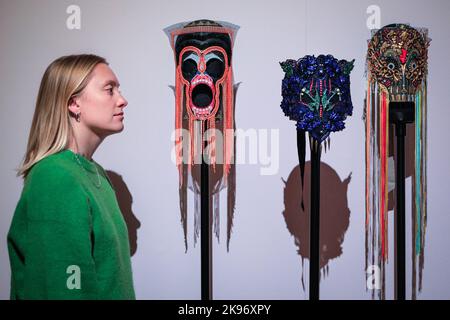 Londres, Royaume-Uni. 26th octobre 2022. Le personnel pose avec Liorin (2015), Talocan (2016) et Totsee (2020) par Damselfrau. Avant Halloween, « The Horror Show ! » À Somerset House montre des exemples de l'impact de l'horreur sur les 50 dernières années de rébellion créatrice en Grande-Bretagne. De nouvelles œuvres de Noel Fielding, Gareth Pugh et Pam Hogg, des objets emblématiques de Spiting image et David Bowie, des sculptures à grande échelle, de la peinture et des armoires de curiosités sont toutes présentées. Il est valable jusqu'au 19 février 2023. Credit: Imagetraceur/Alamy Live News Banque D'Images