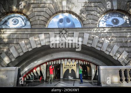 Londres, Royaume-Uni. 26th octobre 2022. Les passants regardent curieusement le décor extérieur, tandis que le personnel pose à l'entrée de l'exposition, qui a été décorée pour ressembler à une bouche géante. Avant Halloween, « The Horror Show ! » À Somerset House montre des exemples de l'impact de l'horreur sur les 50 dernières années de rébellion créatrice en Grande-Bretagne. Il est valable jusqu'au 19 février 2023. Credit: Imagetraceur/Alamy Live News Banque D'Images