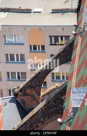 La vieille ville de Wroclaw, les toits de maisons de tentes et la place du marché par une belle journée d'été. Banque D'Images