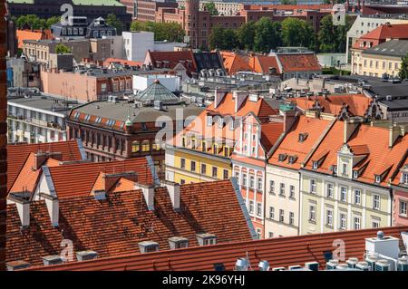 La vieille ville de Wroclaw, les toits de maisons de tentes et la place du marché par une belle journée d'été. Banque D'Images