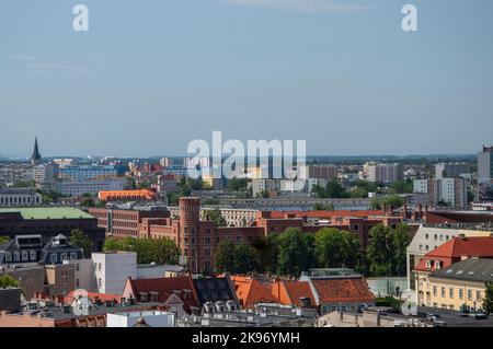 La vieille ville de Wroclaw, les toits de maisons de tentes et la place du marché par une belle journée d'été. Banque D'Images