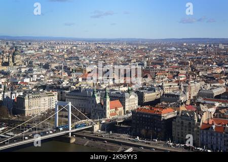 Vue sur la partie est de Budapest, Hongrie, avec vue sur un pont Erzsebet, et la circulation dense, par une journée ensoleillée, avec un ciel clair en arrière-plan Banque D'Images