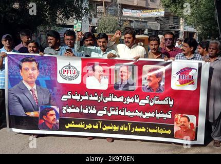 Hyderabad, Pakistan, 26 octobre 2022, membres de l'Union des journalistes de Hyderabad (HUJ) tiennent une manifestation contre l'assassinat d'un éminent journaliste d'Arshad Sharif au Kenya, mercredi au club de presse de Hyderabad, à 26 octobre 2022. Banque D'Images