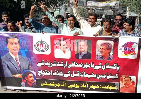 Hyderabad, Pakistan, 26 octobre 2022, membres de l'Union des journalistes de Hyderabad (HUJ) tiennent une manifestation contre l'assassinat d'un éminent journaliste d'Arshad Sharif au Kenya, mercredi au club de presse de Hyderabad, à 26 octobre 2022. Banque D'Images