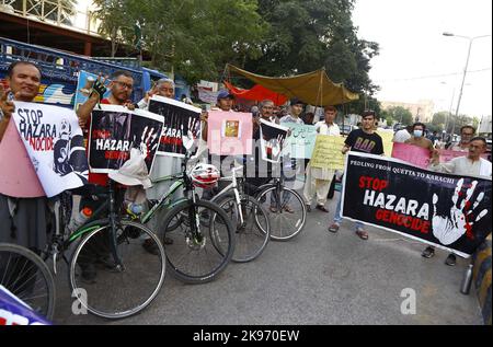 Hyderabad, Pakistan, 26 octobre 2022, membres de la communauté de Hazara tiennent une manifestation pour avoir demandé l'arrêt du génocide de la communauté de Hazara, mercredi au club de presse de Karachi, 26 octobre 2022. Banque D'Images