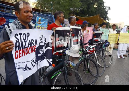 Hyderabad, Pakistan, 26 octobre 2022, membres de la communauté de Hazara tiennent une manifestation pour avoir demandé l'arrêt du génocide de la communauté de Hazara, mercredi au club de presse de Karachi, 26 octobre 2022. Banque D'Images