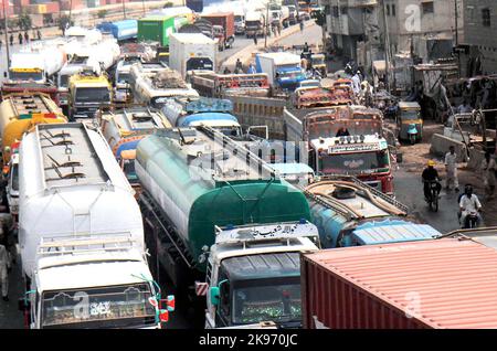 Hyderabad, Pakistan, 26 octobre 2022, Un grand nombre de véhicules bloqués dans les embouteillages en raison de la négligence du personnel de la police de la circulation, ont besoin d'attention du département concerné, situé sur la route Maripur à Karachi mercredi, 26 octobre 2022. Banque D'Images